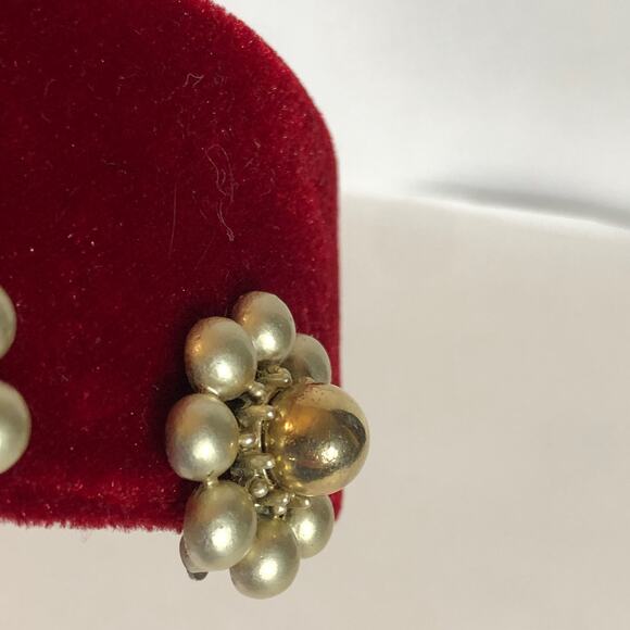 Vintage Coro Earrings, Gold Tone Orbit Clip On Round Flowers Matte Shiny - Picture 9 of 9